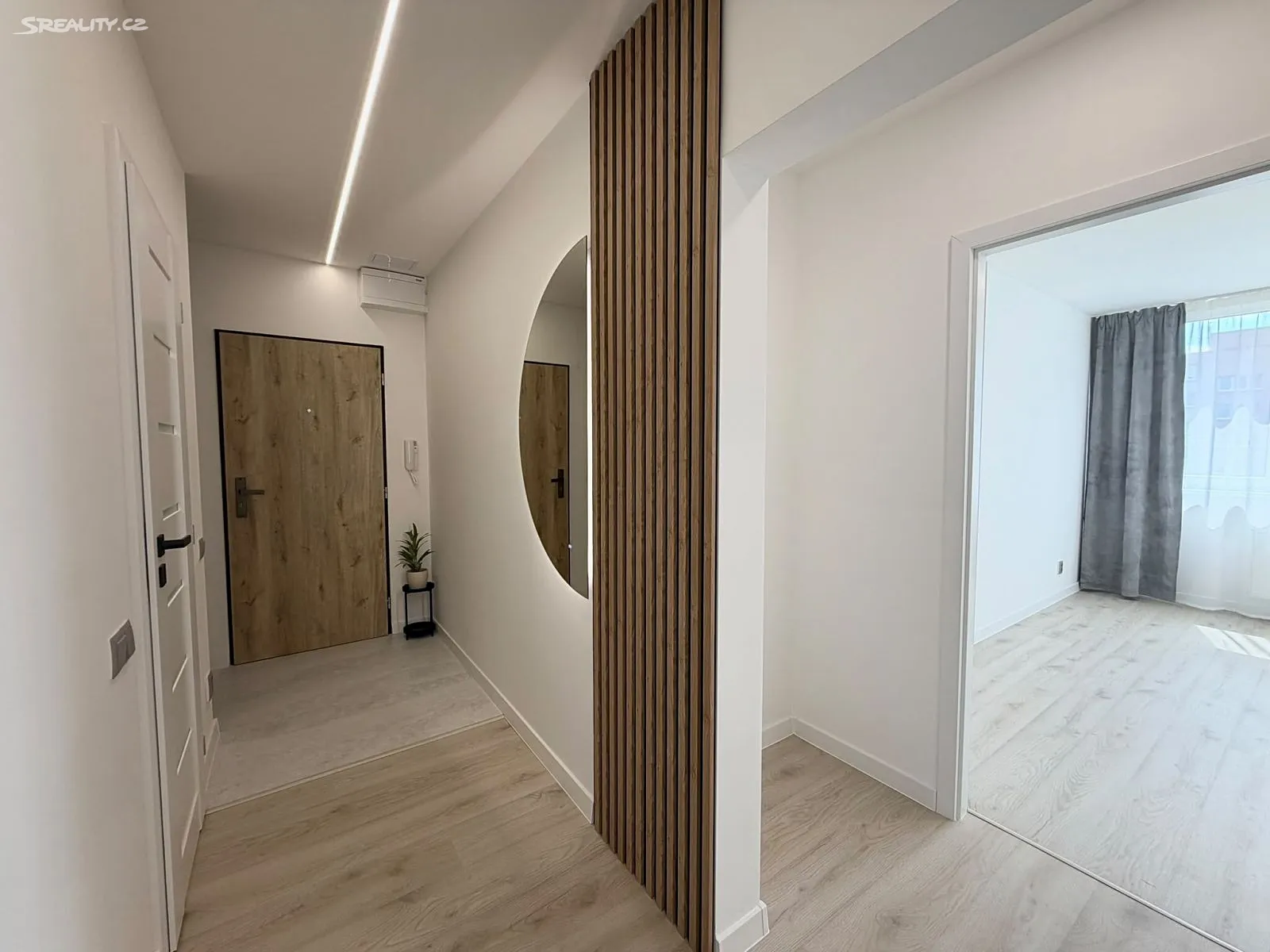 Předsíň s akustickými panely a LED osvětlením