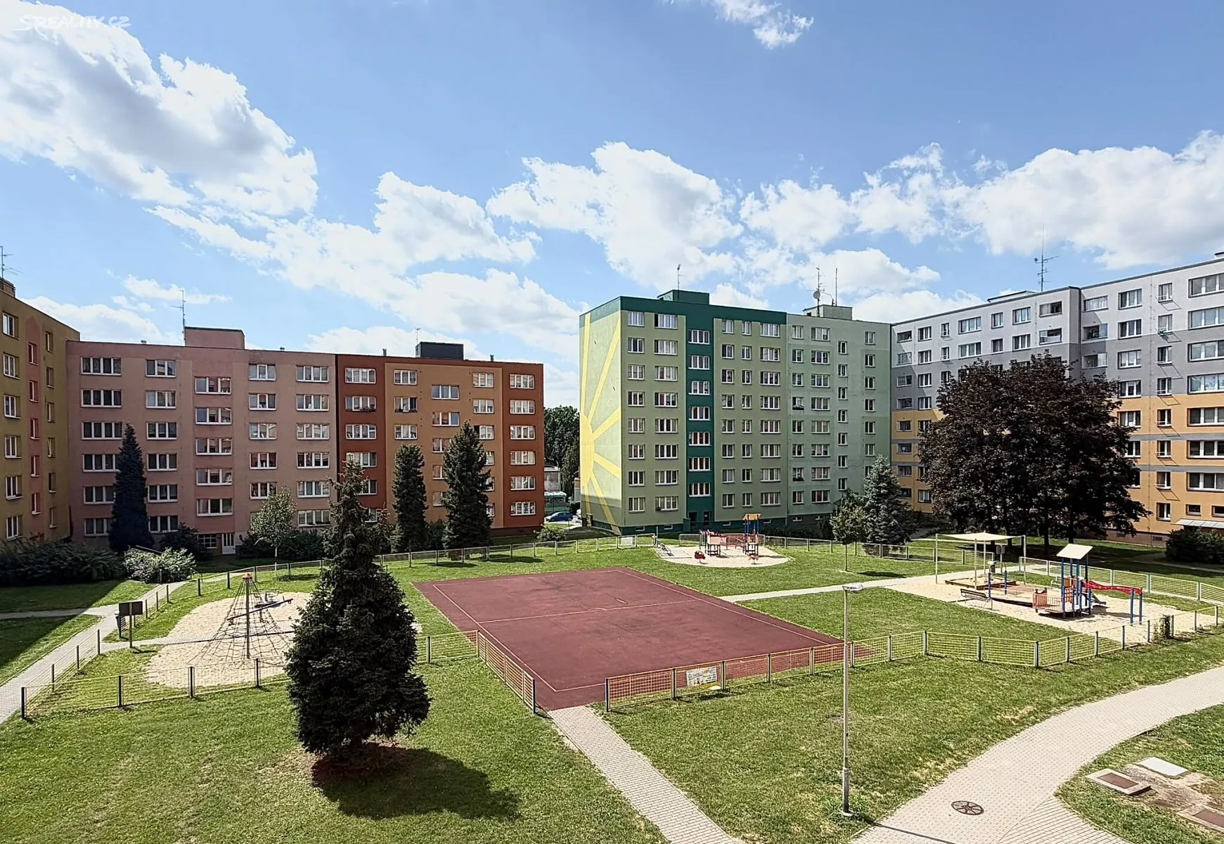 Klidný vnitroblok s hřištěm v okolí domu