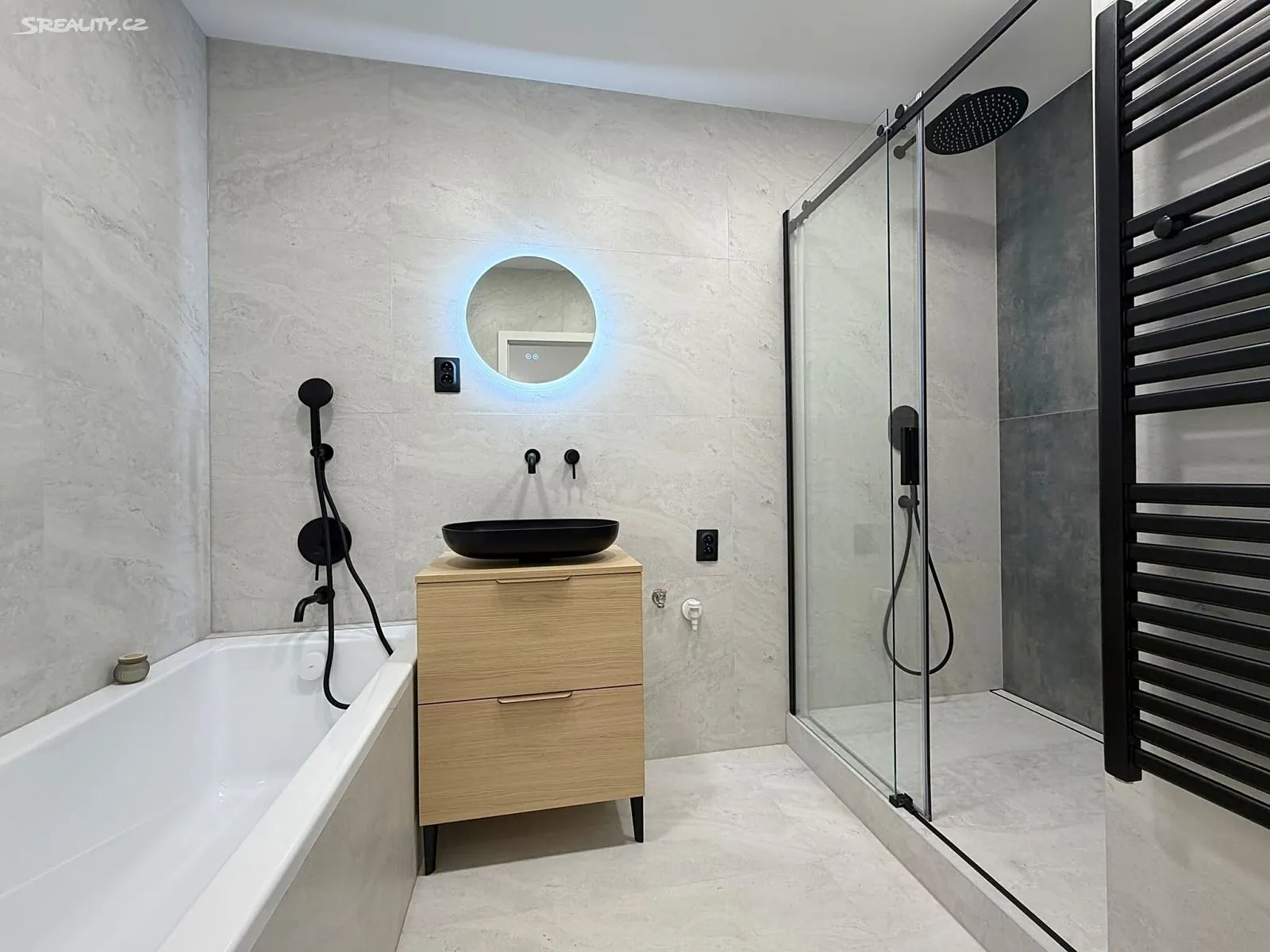 Prostorná koupelna s vanou 170×70 cm a sprchovým koutem 120×90 cm